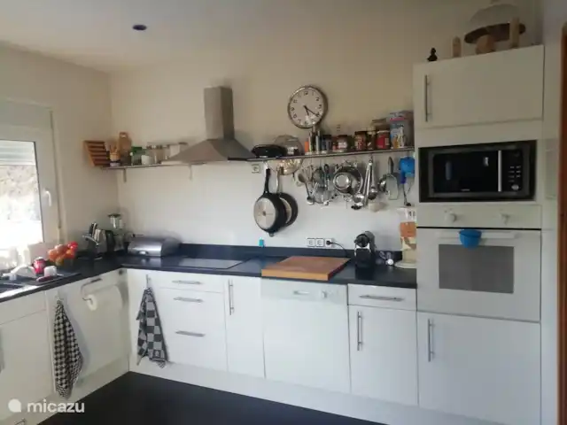 villa en España, Costa Brava, Santa Cristina d'Aro – El Carrilet, Santa Cristina d'Aro Cocina con frigorífico, vitrocerámica de 4 fuegos, lavavajillas, horno y microondas.