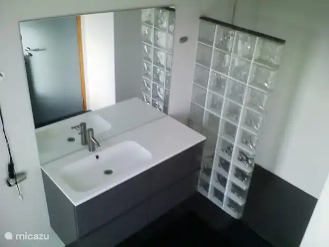 villa en España, Costa Brava, Santa Cristina d'Aro – El Carrilet, Santa Cristina d'Aro Baño en dormitorio 1
con ducha, inodoro y amplio lavabo