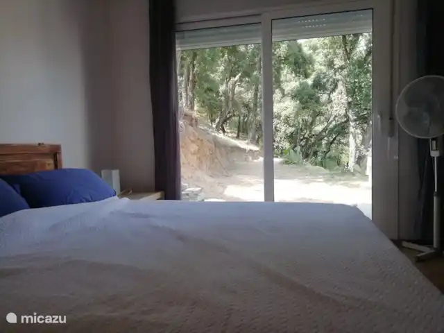 villa en España, Costa Brava, Santa Cristina d'Aro – El Carrilet, Santa Cristina d'Aro Dormitorio 2; vista al jardín, puertas corredizas, ventilador de pie