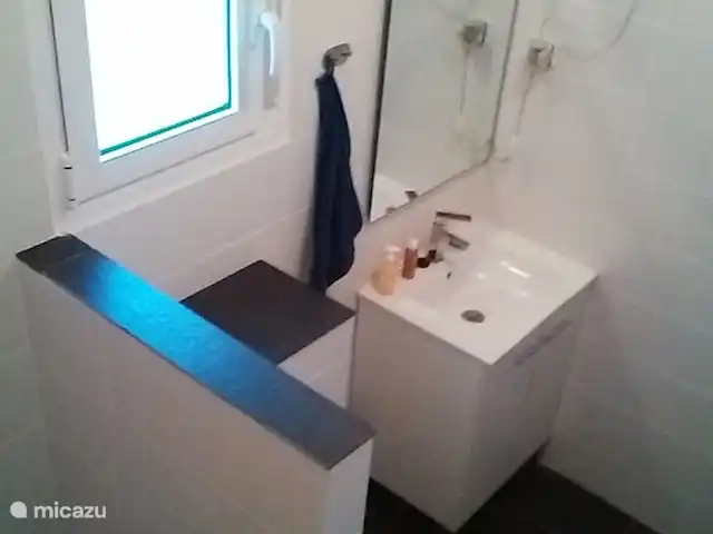 villa en España, Costa Brava, Santa Cristina d'Aro – El Carrilet, Santa Cristina d'Aro Baño en el dormitorio 2
con ducha, inodoro y lavabo.