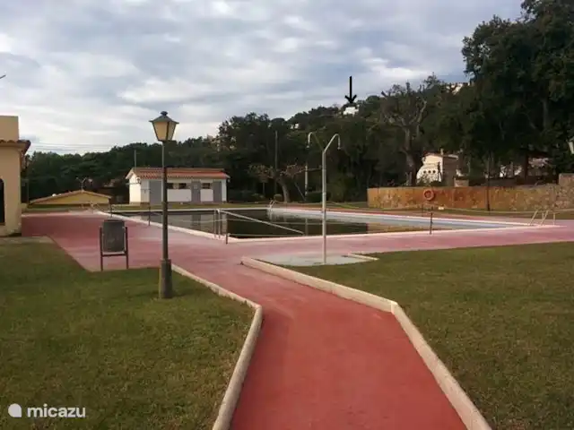 villa en España, Costa Brava, Santa Cristina d'Aro – El Carrilet, Santa Cristina d'Aro Restaurante y piscina para residentes e invitados, casa a lo lejos (aprox. 450 m).