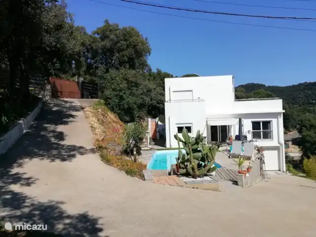 villa en España, Costa Brava, Santa Cristina d'Aro – El Carrilet, Santa Cristina d'Aro Entrada de vehículos, terraza, piscina