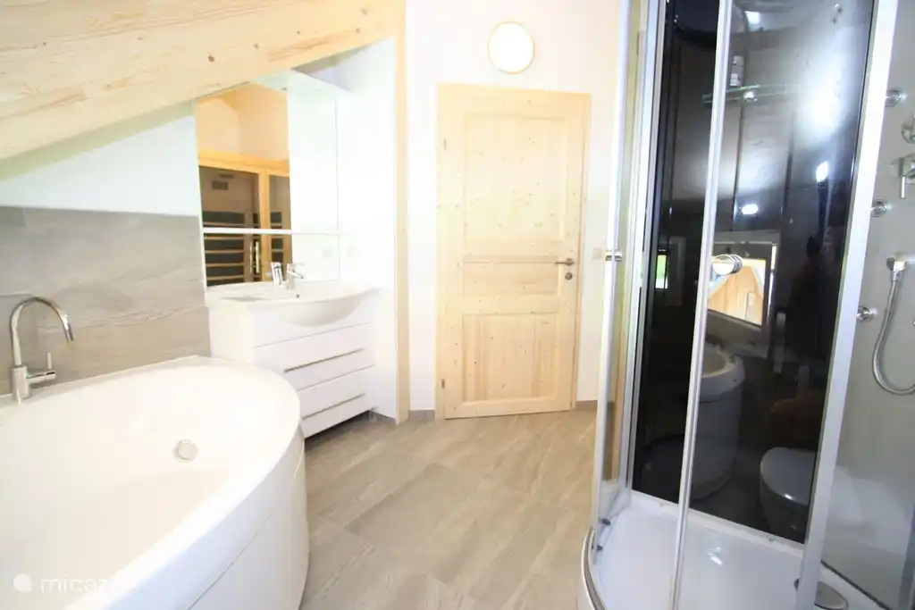 Badezimmer mit hauseigenen Wellness