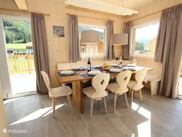chalet en Austria, Estiria, Hohentauern – Chalet Edelweiss Comedor con zona de estar austriaca