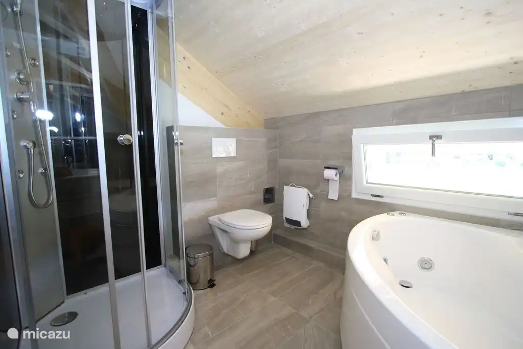 Badezimmer mit hauseigenen Wellness