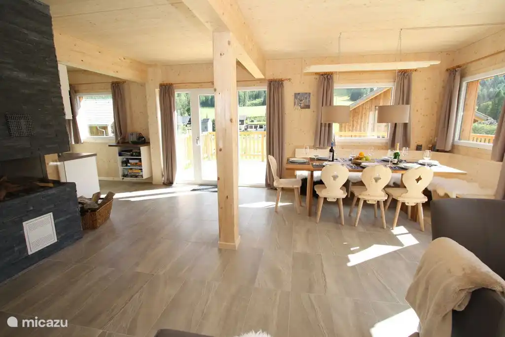 Impression Wohnzimmer mit Stein Gas-Kamin