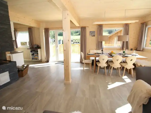 chalet en Austria, Estiria, Hohentauern – Chalet Edelweiss Salón Impression con chimenea de gas de piedra natural