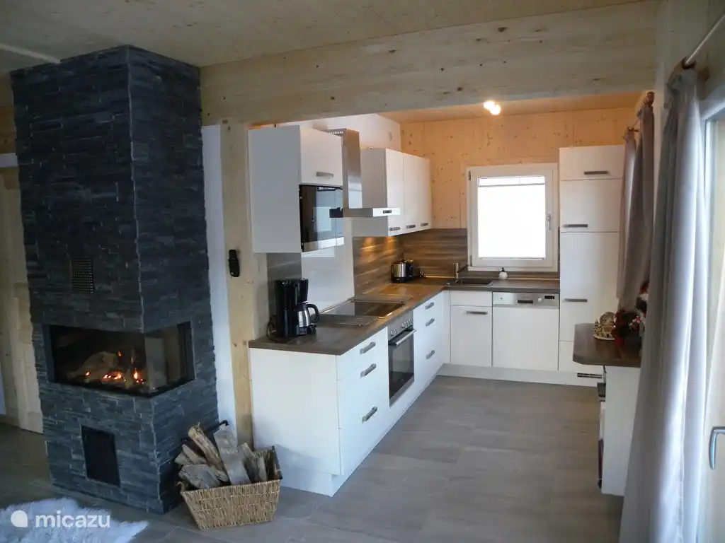 Luxus-Küche mit großem Kühlschrank mit Gefrierfach, Einbau-Backofen, Mikrowelle, Cerankochfeld, Geschirrspüler.