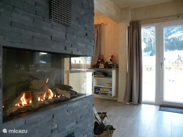 chalet en Austria, Estiria, Hohentauern – Chalet Edelweiss Salón Impression con chimenea de gas de piedra natural