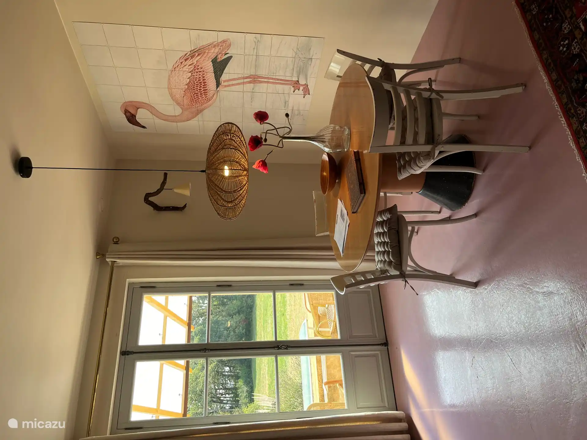 Esszimmer mit Blick auf die Wiese
