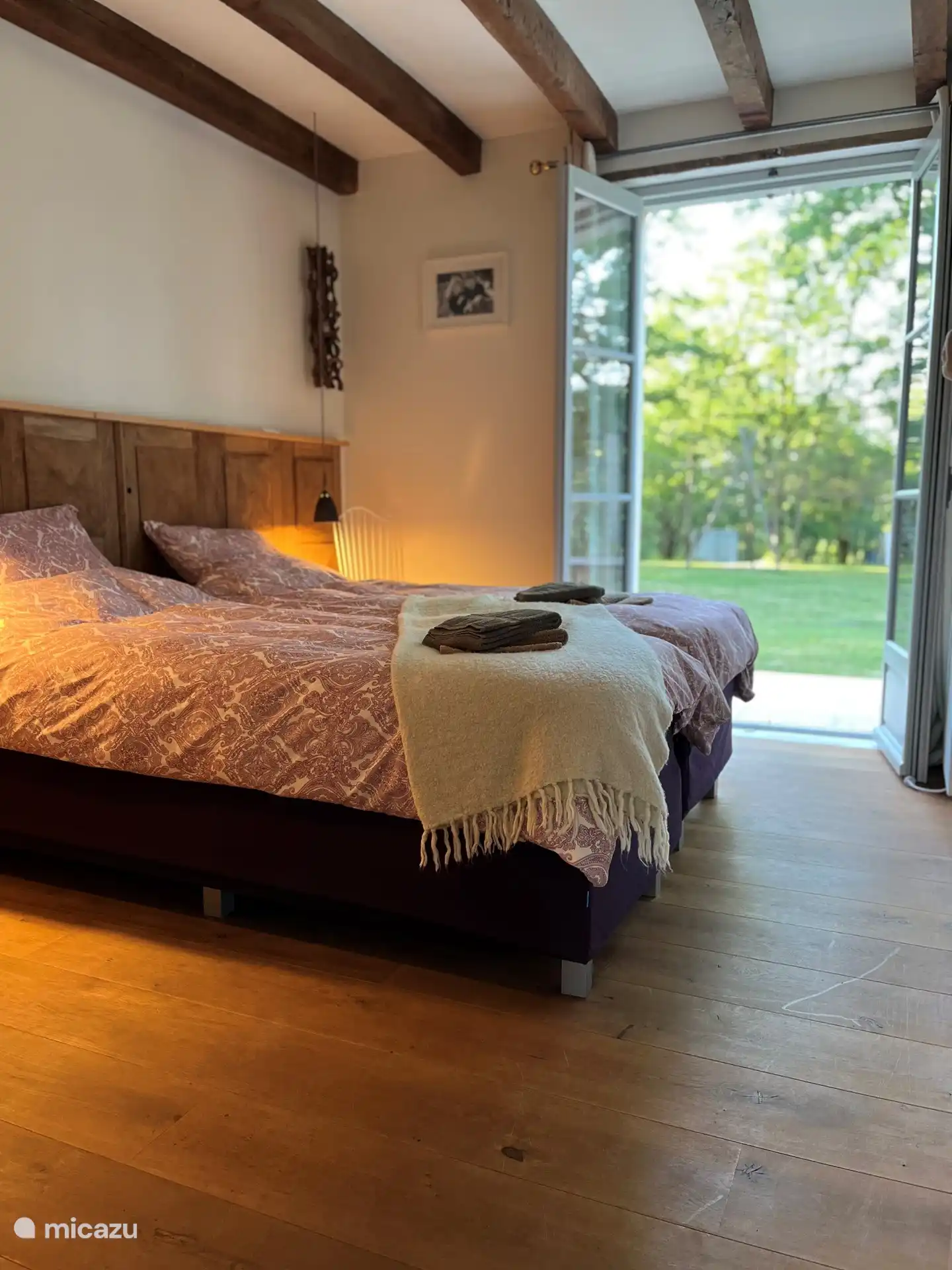 Ein schönes Schlafzimmer mit Blick auf den Park
in der Domaine Belle Boissierette
