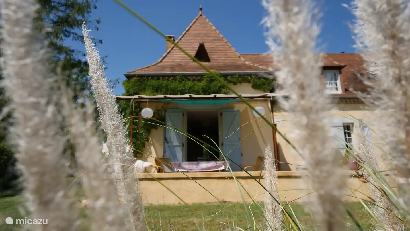 Ein Blick in das Ferienhaus mit Baldachin auf der Terrasse