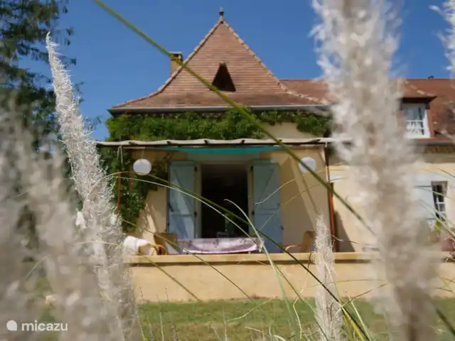 Belle Boissierette 'Cosy' | France, Lot, Marminiac - gîte / cottage Une vue du gîte avec un toit sur la terrasse