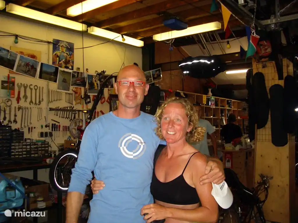 das sind wir, Gert-Jan und Mitzy und wir freuen uns darauf, dass ihr euch bei uns amüsiert!