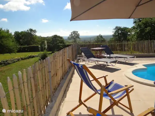 Belle Boissierette 'Cosy' | France, Lot, Marminiac - gîte / cottage vue de la piscine vers le massif central