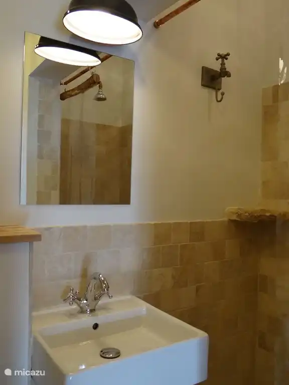 Bad mit Dusche und WC