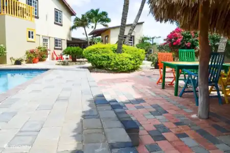 Vacation rental Aruba, Paradera, Paradera apartment Apartment Lorena The garden on the right side of the bbq facilities