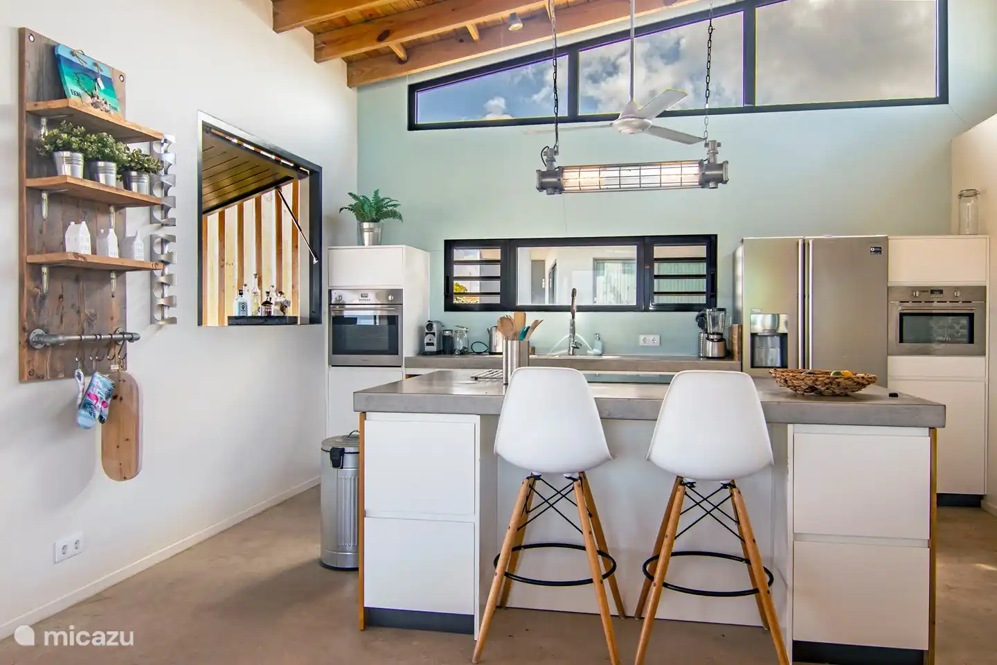 Keuken met kookeiland en 2 ovens, vaarwasser, amerikaanse koelkast, ijsmachine etc etc