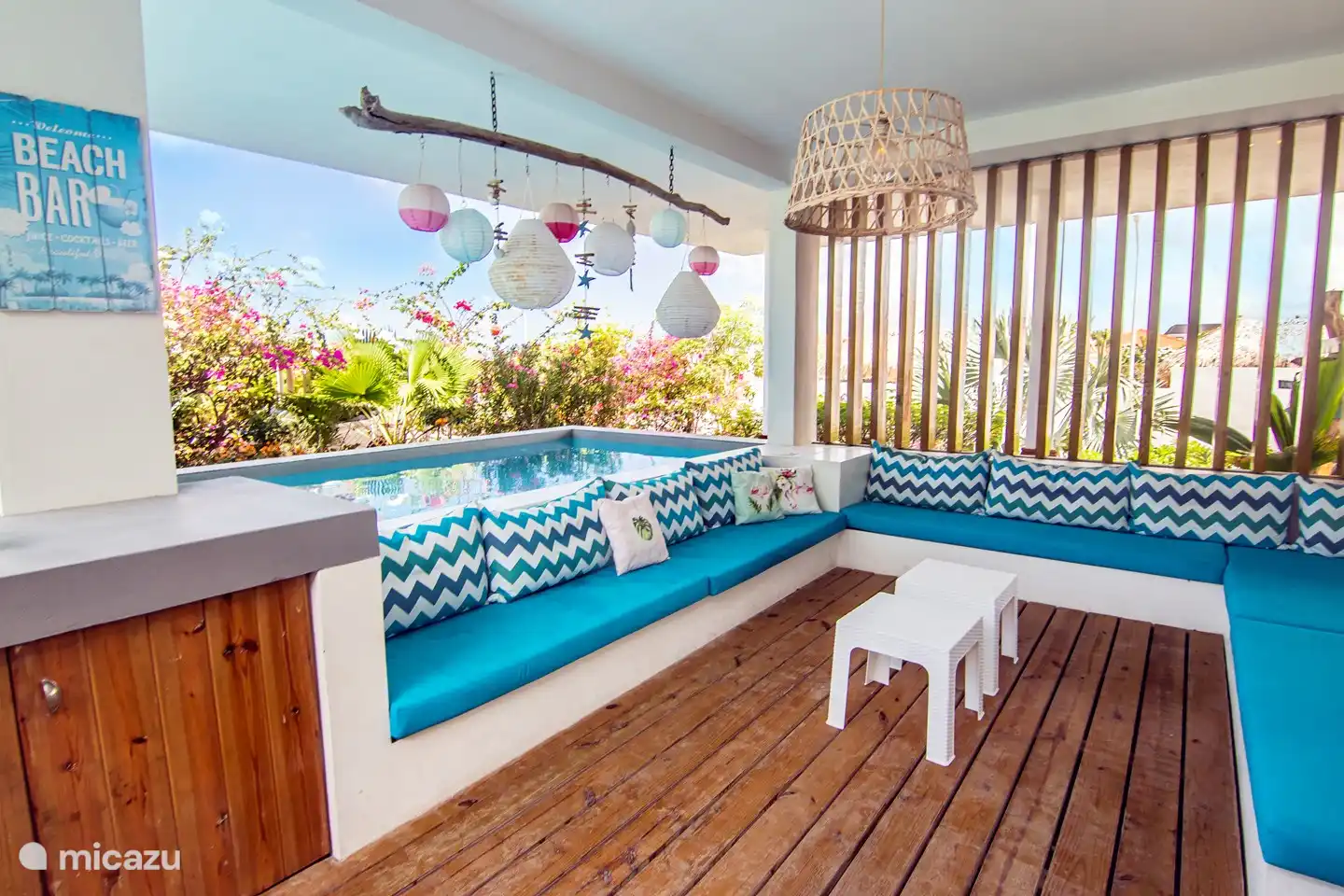 Lounge hoek met bar aan zwembad