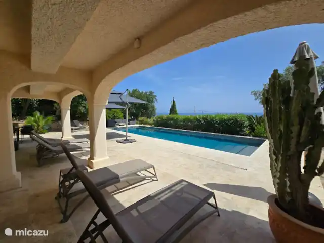 Villa Savoir Vivre vue mer | France, Côte d'Azur, Les Issambres - villa Terrasse avec transats et vue sur la mer