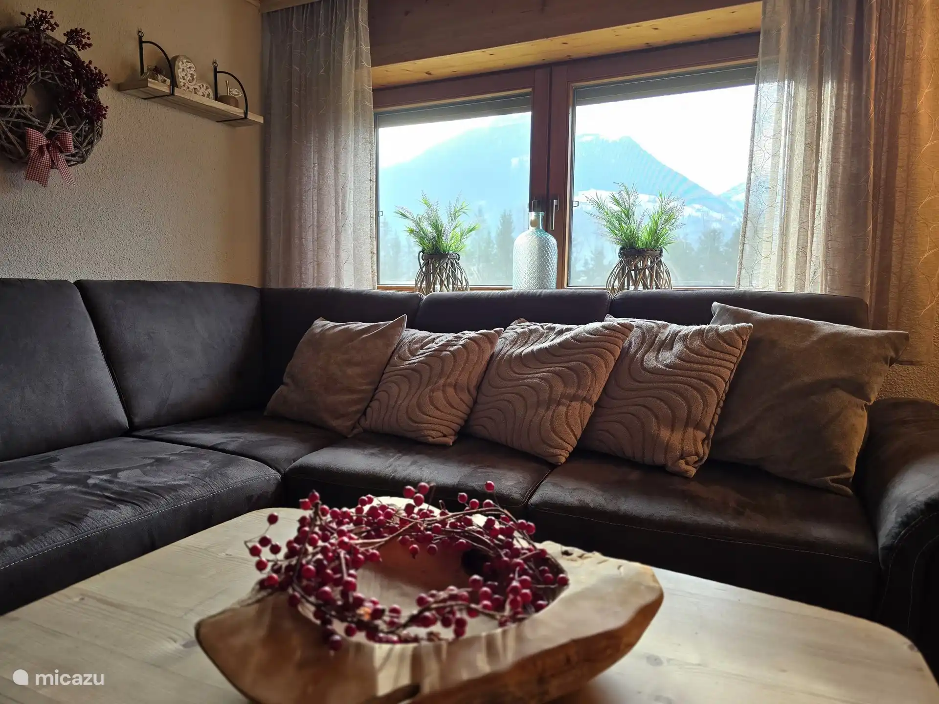 Acogedora sala de estar con hermosas vistas a la montaña