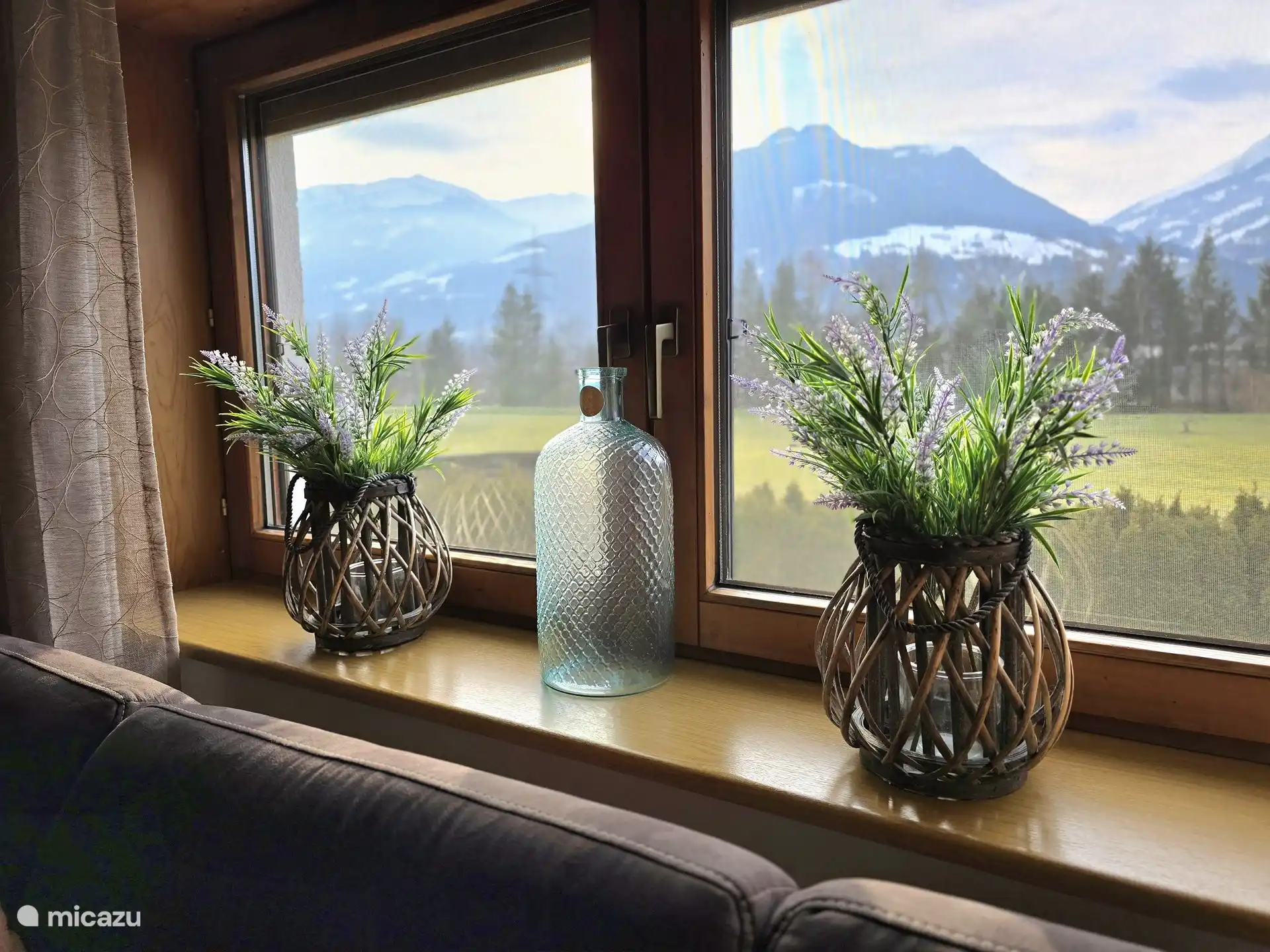 La hermosa vista de las montañas desde la sala de estar