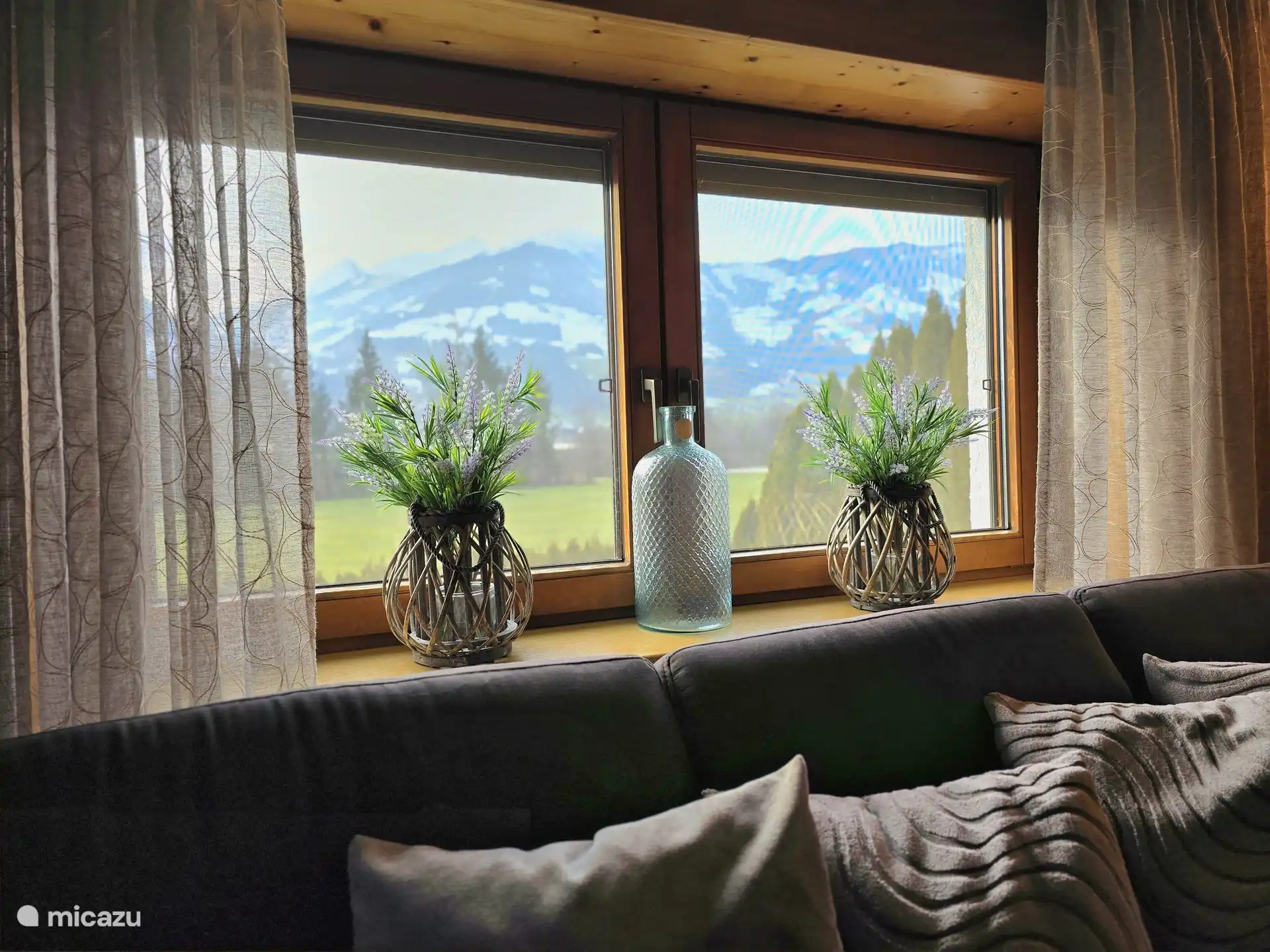 Acogedor salón con preciosas vistas a la montaña