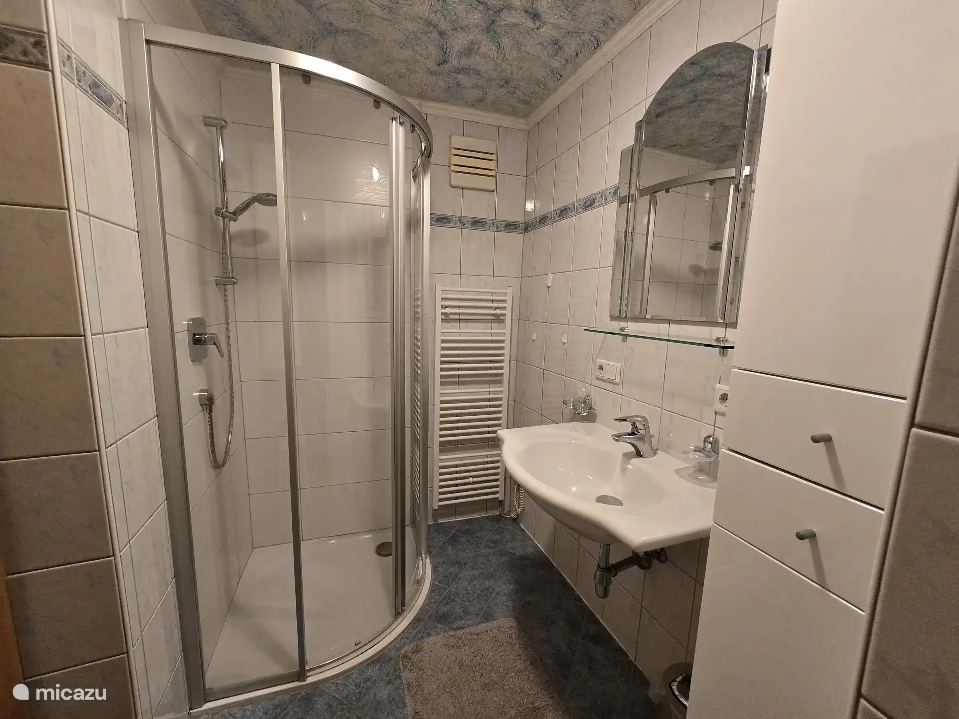 Cuarto de baño con ducha, lavabo y mueble de baño