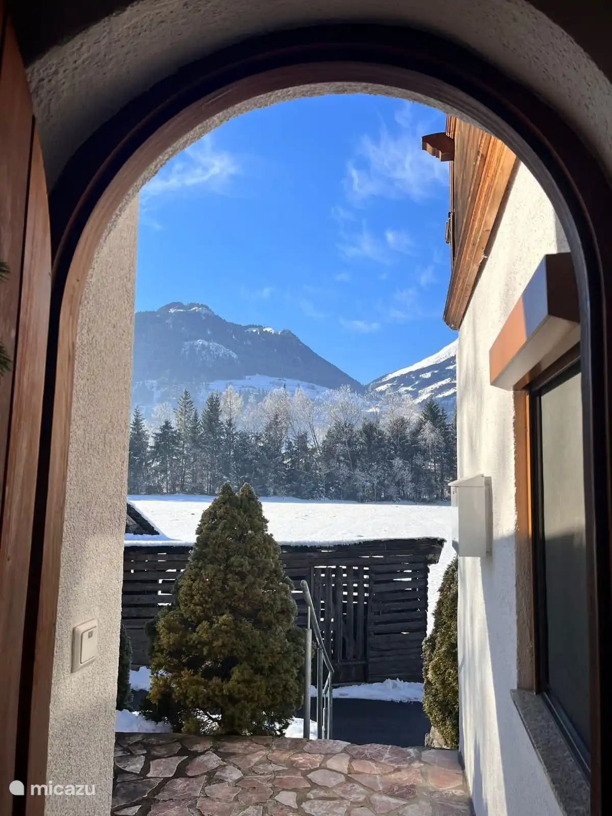 Sal por la puerta principal a un mundo hermoso