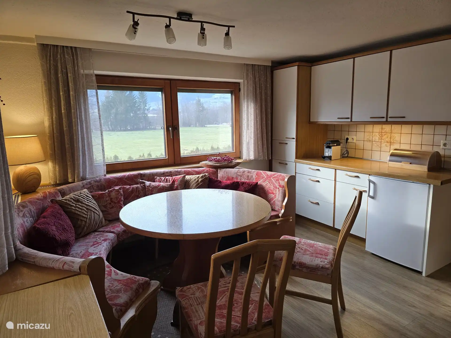 Cocina con acogedora sala de estar con vistas a la montaña