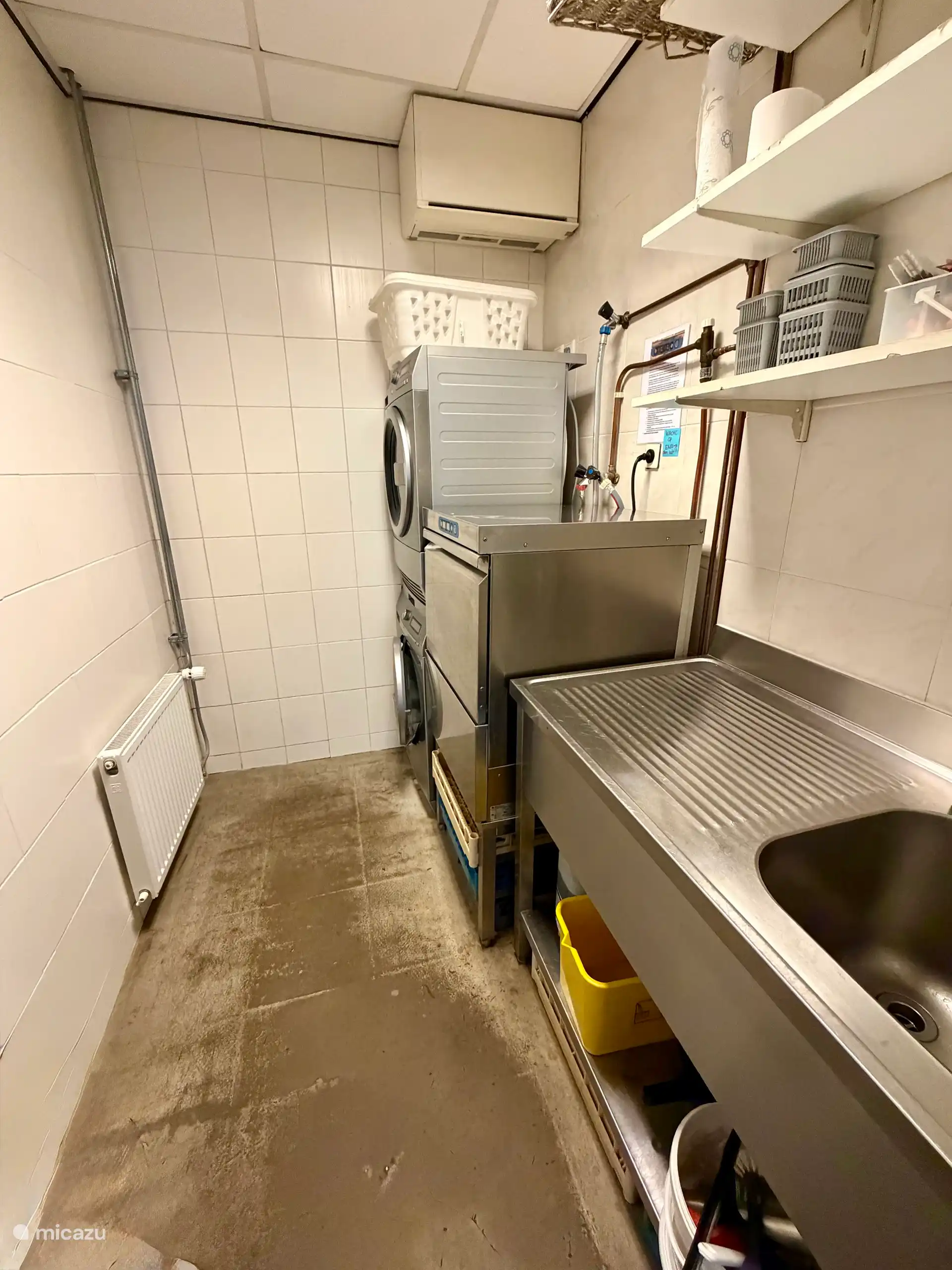 aparte spoelkeuken met horeca afwasmachine