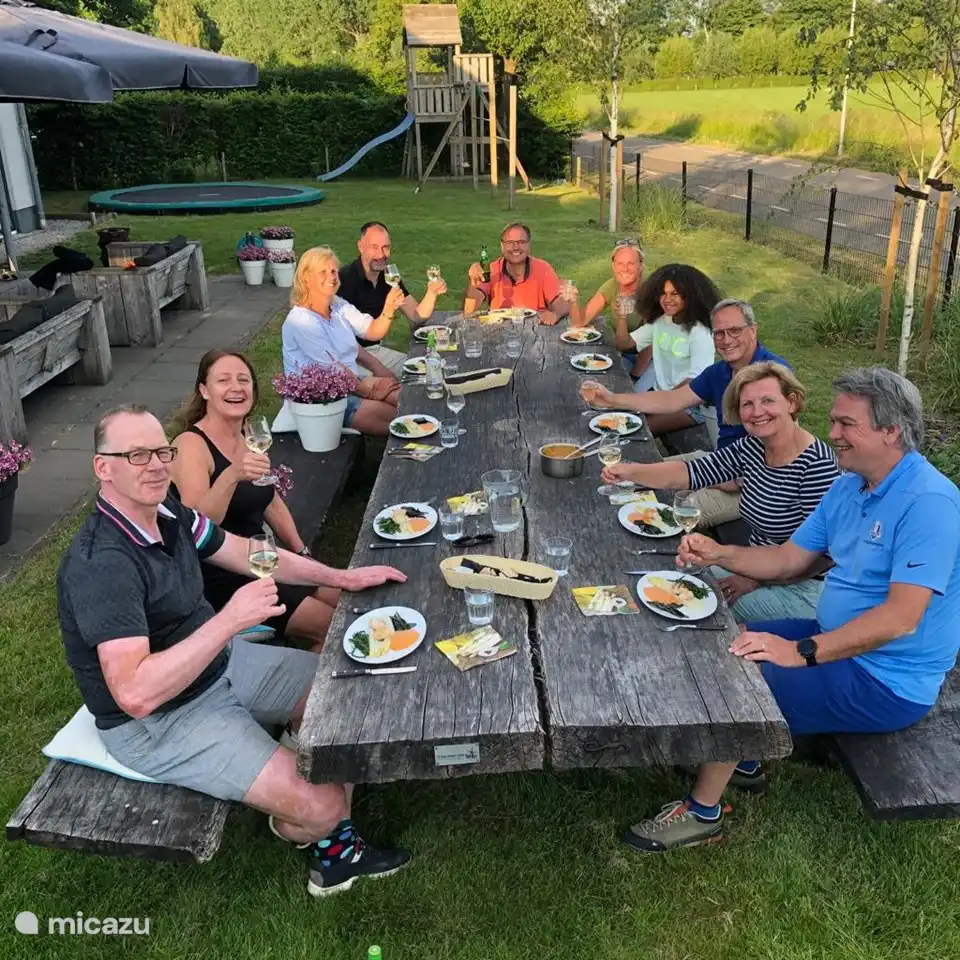 alle zusammen am Tisch im Garten