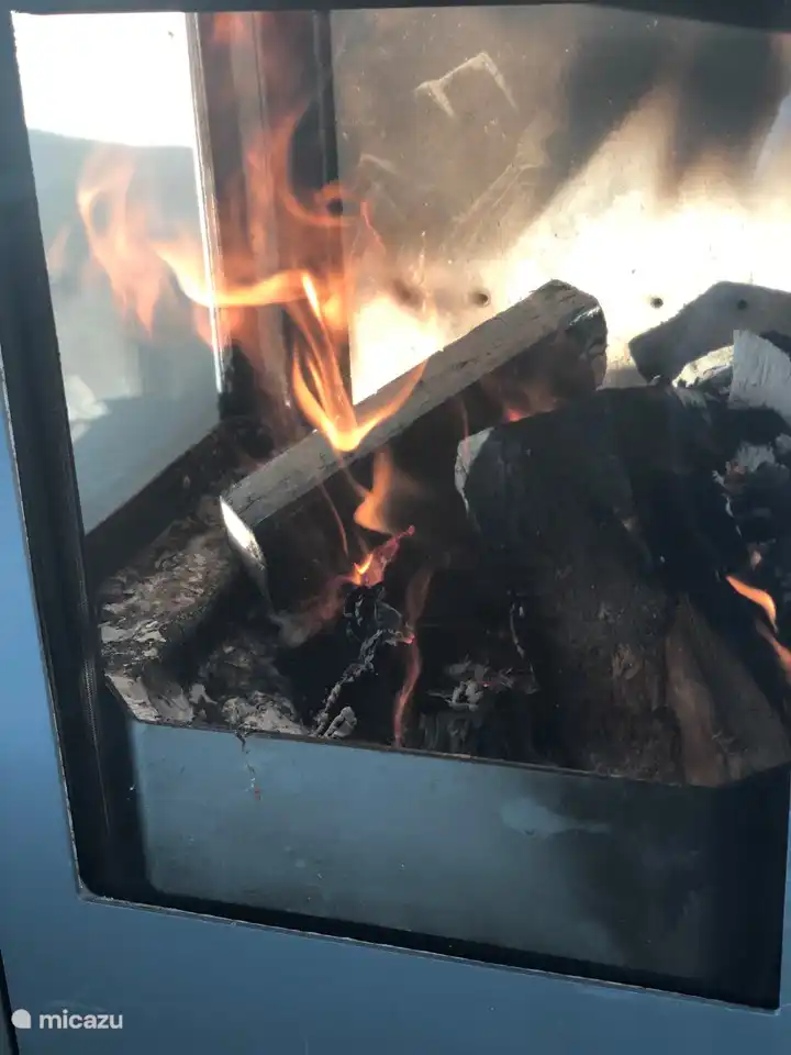 Zünde den Kamin an