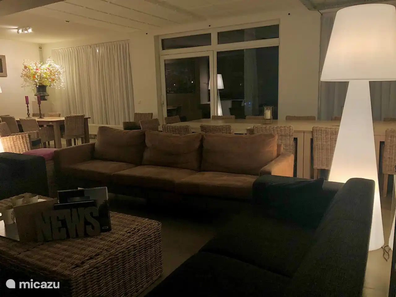 Wohnzimmer mit ausreichend Sitzgelegenheiten zum Essen