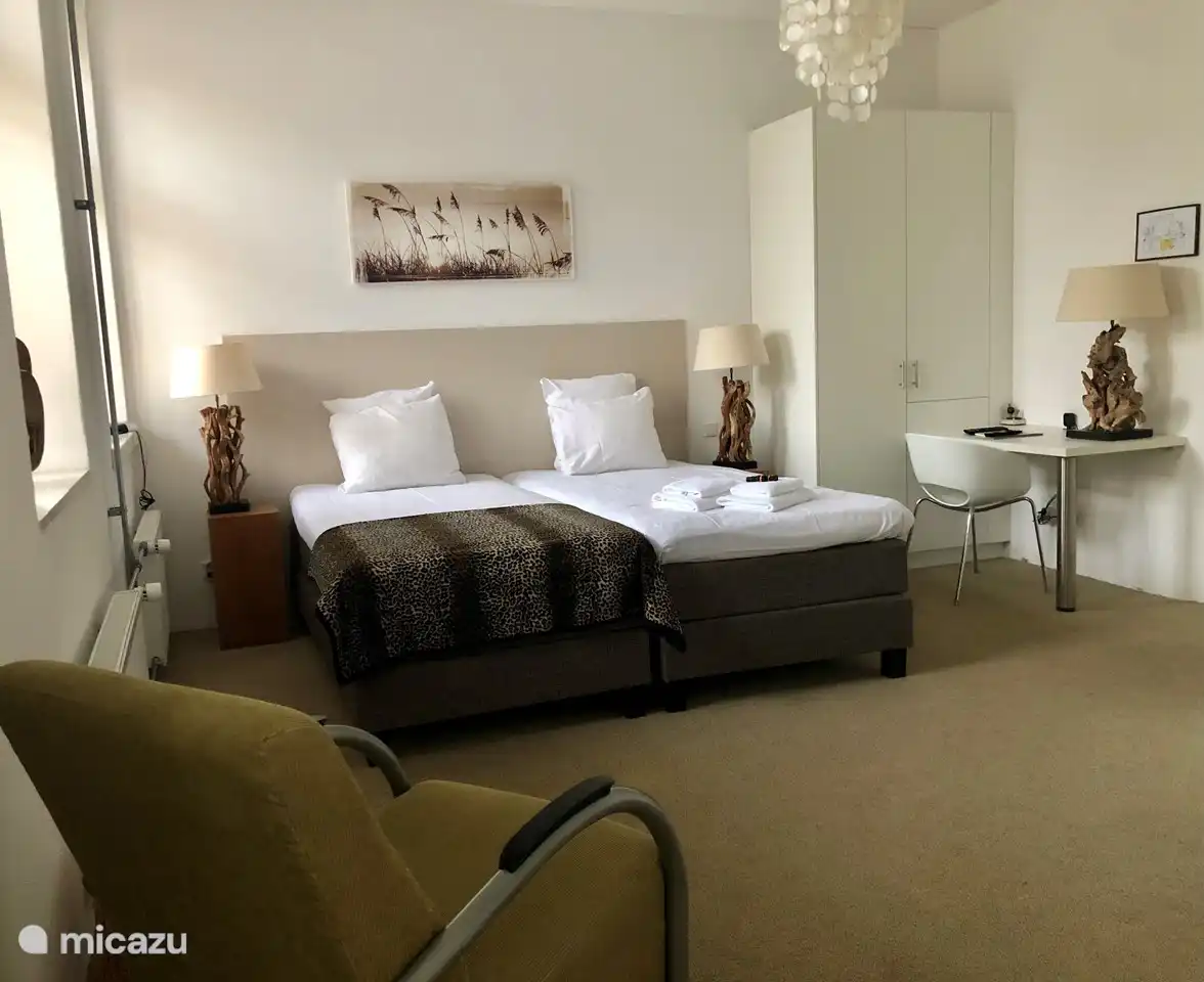 Zweibettzimmer mit zwei Einzelbetten und WC/Dusche Port Elisabeth