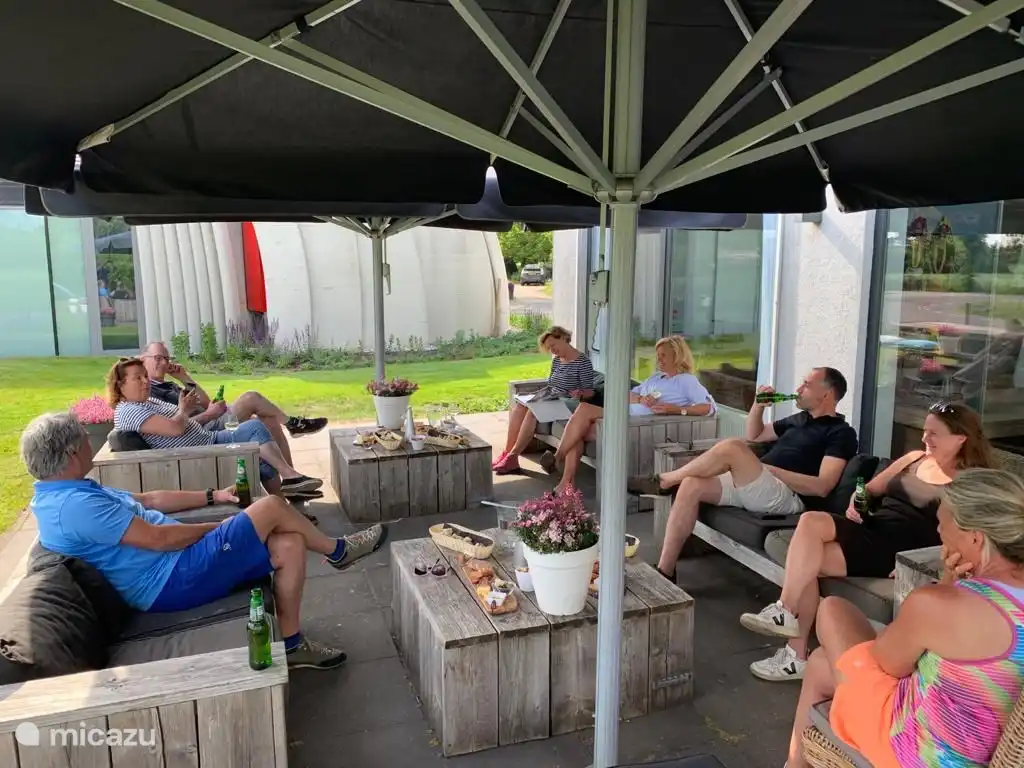 gemeinsam auf der Terrasse im Garten genießen