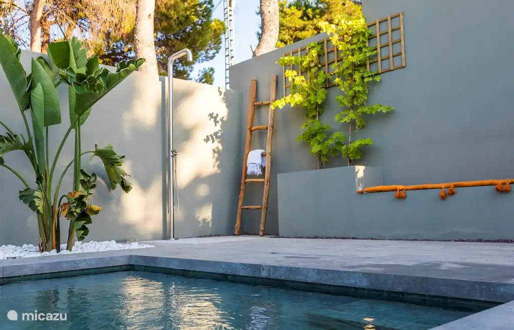 Luxueuse douche extérieure chaude/froide juste à côté de la piscine.