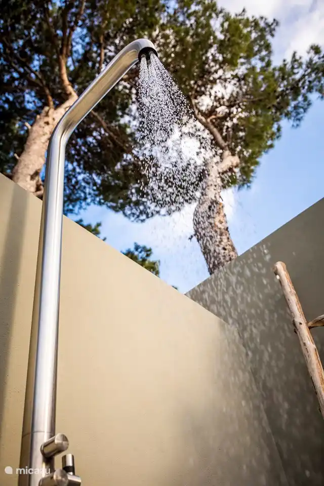 Douche d'eau chaude et froide séparée à la piscine. Aussi merveilleux pour se doucher le matin et le soir.