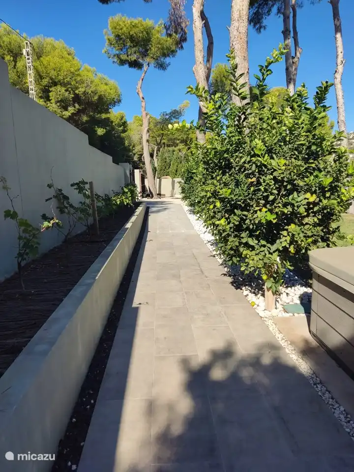 L'ensemble du terrain est complètement plat. Grand jacuzzi fixe pour 5 personnes.