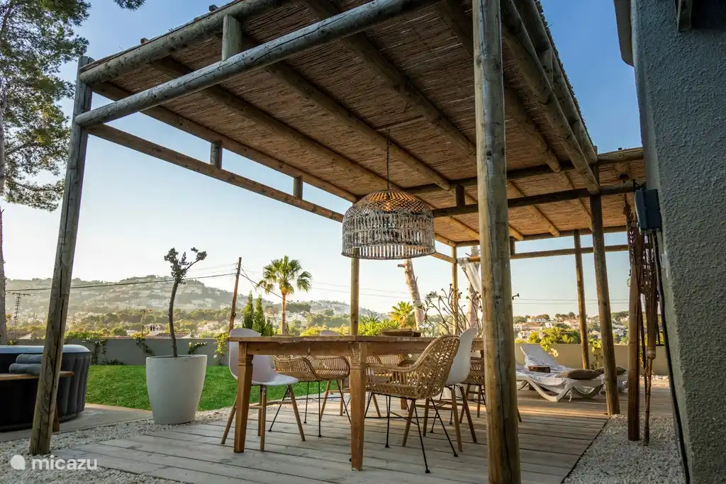 Sous la pergola vous pourrez profiter du jardin et de la belle vue panoramique sur la vallée.