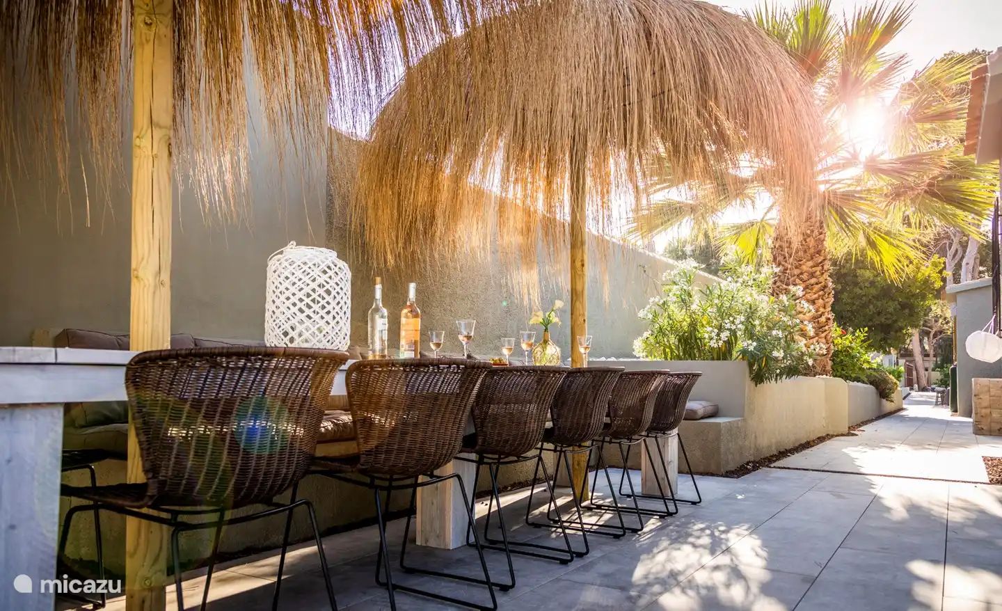 A la piscine une très grande table d'extérieur et un grand siège en L avec des coussins pour travailler, manger ou boire un verre.