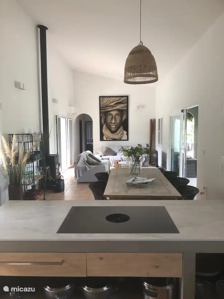 Salon avec de hauts plafonds, wifi rapide à l'intérieur et à l'extérieur. De nombreuses chaînes de télévision supplémentaires telles que la Formule 1