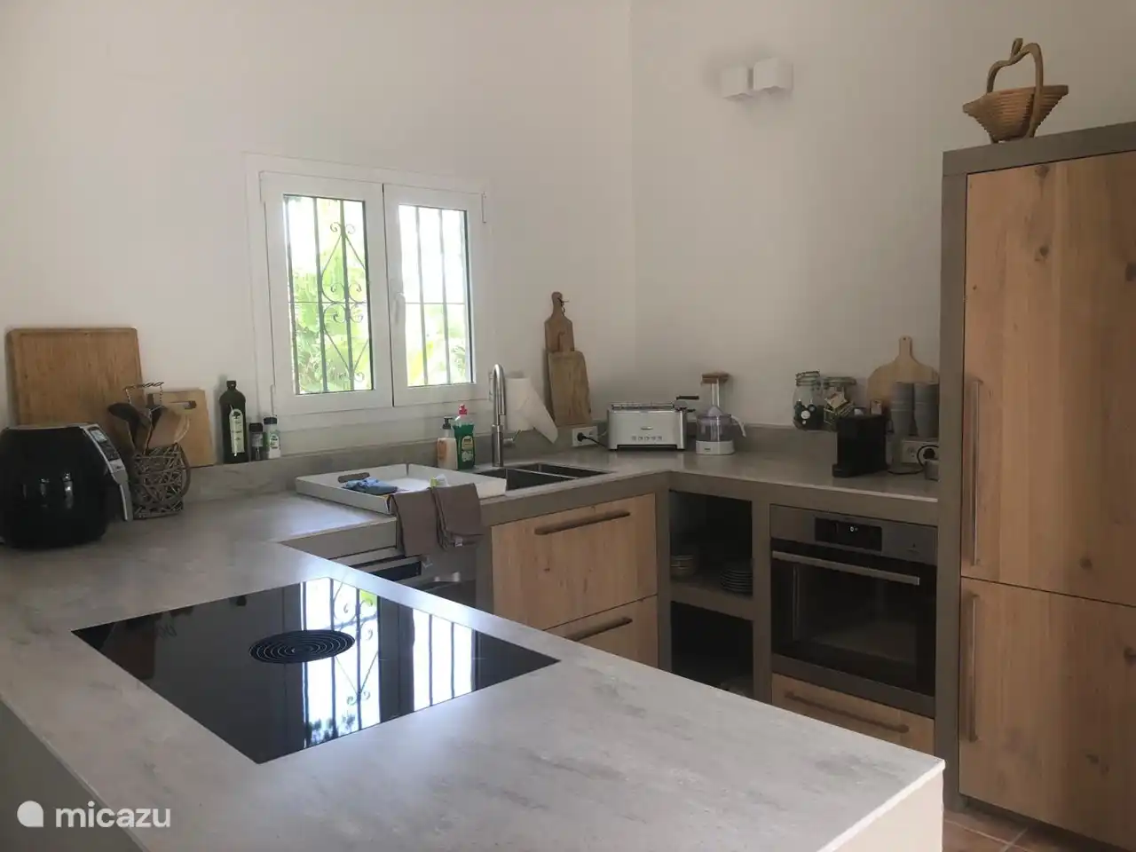 Grande cuisine entièrement équipée avec plaque de cuisson Bora, robinet Quooker, four, grand réfrigérateur et congélateur.