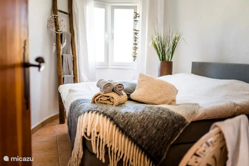 4 chambres à peu près les mêmes avec de nouveaux lits sommier à ressorts de bonne qualité. Les chambres sont de taille moyenne.