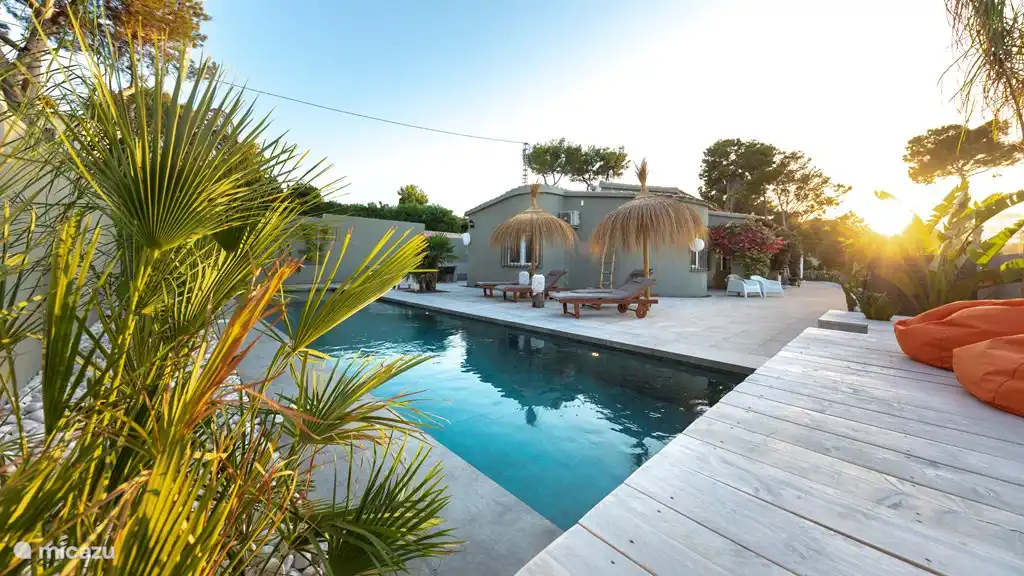 Piscine et espace extérieur, plus loin autour de la maison de nombreuses autres terrasses.