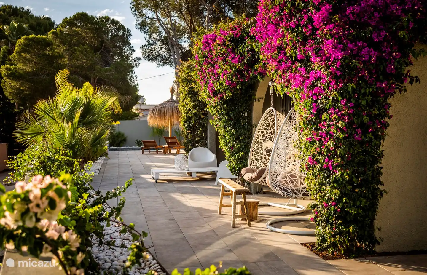 La villa est au rez-de-chaussée avec de nombreux coins salons extérieurs, de sorte qu'il y ait toujours une place au soleil comme à l'ombre.