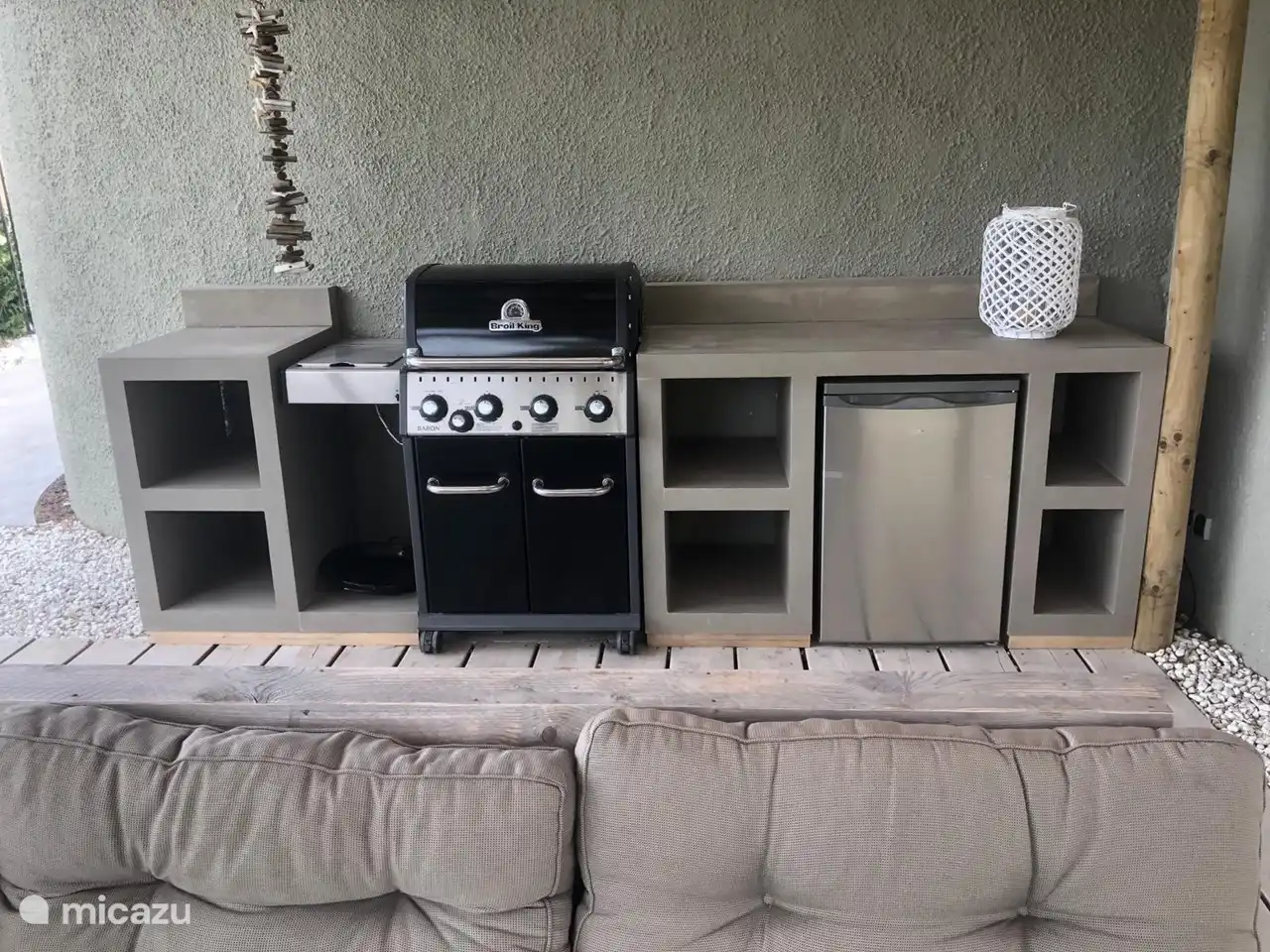 Nouvelle cuisine extérieure sous la pergola avec réfrigérateur et soleil l'après-midi et le soir.