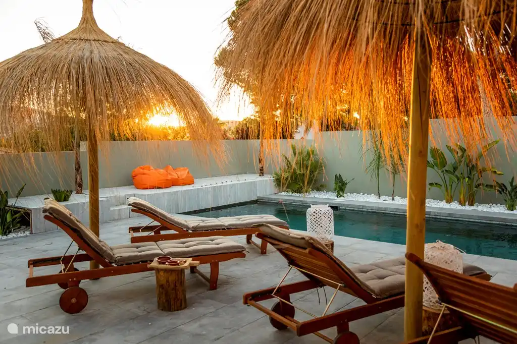 Grande piscine extérieure privée (chauffée si nécessaire) avec coin salon bas pour se rafraîchir dans l'eau