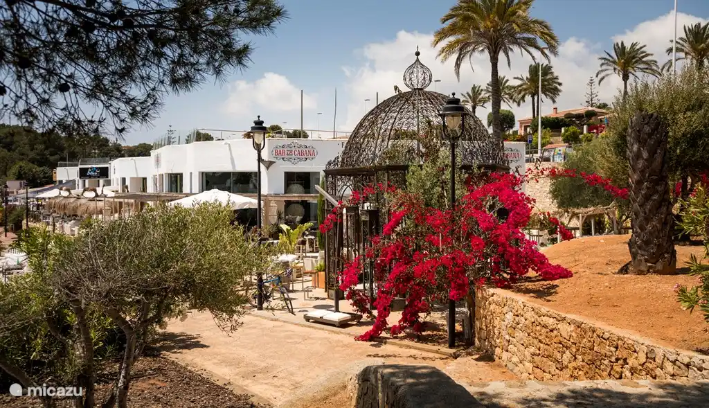 De nombreux bars cosy, clubs de plage et restaurants (en bord de mer ou non) à Moraira