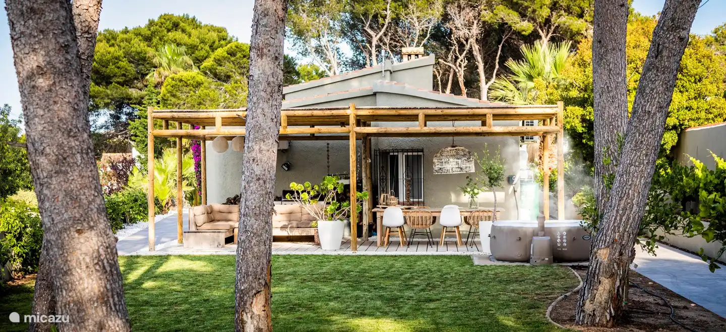 De l'autre côté de la maison, où se trouve la piscine, se trouve une pergola merveilleusement grande. Ici, vous pouvez vous détendre, utiliser le jacuzzi ou manger.